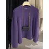 Este año, los suéteres de punto de mohair de estilo europeo, de un hermoso color púrpura, suaves y esponjosos, son tendencia para mujeres, perfectos para otoño e invierno, ofreciendo un look relajado y lujoso.
