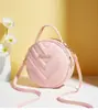 2025 Nova Moda Elegante Exquisito Elegante Em Relevo Forma de V Cor Sólida Ombro Único Transversal Bolsa Pequena Redonda Fábrica Atacado