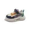 Tênis Esportivo Infantil 2026 Primavera Novo Modelo Tênis Esportivo Infantil Sapatos de Menino Sola Macia Tênis Branco Fashion Tendência