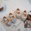 Sapatos de Cristal para Meninas Verão 2025 Novos Laço Moda Sapatos de Princesa Sapatos Pequenos de Couro Sapatos Baixos Macios para Crianças Bebês