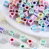Cuentas de Letras de Colores con Fondo Blanco Acrílico de 6*6mm con Efecto de Goteo de Aceite, Cuentas Sueltas para Pulseras, Collares y Accesorios de Joyería Hechos a Mano DIY