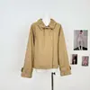 Gabardina corta con una elegante corbata de lazo y diseño de chaqueta caqui