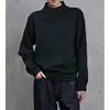 Moda de otoño e invierno para hombre: Suéter de punto con cuello único, asimétrico y de doble capa, un look elegante y relajado para hombres jóvenes