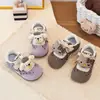 Zapatillas versátiles de estilo coreano para niños, nuevo modelo primavera y otoño 2026 con diseño de suela suave, zapatillas de entrenamiento casuales versátiles de dibujos animados para niñas, alemanas