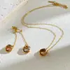 La Serie de Juegos de Tres Anillos Tricolor de la Fábrica de Guangzhou Presenta Tres Círculos Entrelazados, un Artículo de Joyería Popular y de Alta Venta entre los Comerciantes