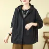 Foto real de la nueva colección de otoño 2026: chaqueta corta artística, holgada, casual, de algodón lavado, color liso, con capucha y mangas largas, estilo coreano