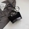 Bolso cubeta de estilo coreano, nicho, retro, bloques de color patchwork, un bolso de mano moderno y versátil que se puede llevar en la mano, como bolso de hombro o cruzado.; una bolsa pequeña tipo cesta