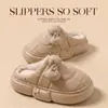 Nueva colección de invierno de pantuflas de algodón para mujer: cómodos, antideslizantes, modernos, con diseño de lazo, impermeables, suela gruesa y que aumentan la altura, proporcionando calidez para uso en interiores