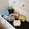 Bolso de cadena mini de moda al estilo Chanel, con costuras elegantes y un diseño cuadrado pequeño, perfecto como accesorio chic tanto para madres como para niños.
