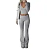 Conjunto de 2 piezas para 2026: top deportivo cruzado europeo y americano de chica popular, escote en V profundo, manga larga corta y pantalones de yoga acampanados de cintura alta