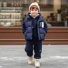 Conjunto Engrosado de Invierno para Niños 2027 Nuevo Modelo Ropa Engrosada de Invierno para Niños Chaqueta de Algodón Chaleco Conjunto Cálido de Tres Piezas Moderno para Bebés