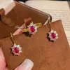 Popular en Xiaohongshu: Anillo de lujo tejido de rubí pigeon blood de corte transversal, pendientes de diamante rojo de lujo ligero, engaste de diamante de alto carbono