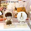 Zhou Keke Zhou Shen Muñeco de Algodón Soporte de Exhibición Caja de Almacenamiento Colgante de Felpa Acrílico Transparente Cubierta Protectora a Prueba de Polvo