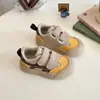 Nuevos estilos de primavera y otoño de zapatos individuales antideslizantes, de suela blanda y transpirables para niños, zapatos de bebé, zapatillas ligeras para niños y niñas, y zapatillas deportivas