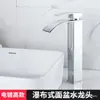 Grifo de lavabo, grifo de un agujero para lavarse las manos, venta al por mayor de comercio exterior transfronterizo, grifo de lavabo giratorio universal para mueble de baño, agua caliente y fría