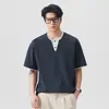 Camiseta masculina de manga curta falsa de duas peças, nova blusa trendy de verão com gola henley, camiseta casual de meia manga para homens, atacado