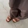 Versión de Piel de Vaca~Estilo Minimalista Francés Sandalias de Una Tira Simples de Tacón Bajo Abiertas 2026 Sandalias de Estilo Artístico de Verano para Mujer