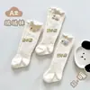 Meias compridas de outono e inverno para recém-nascidos, versáteis, doces e fofas, para meninos e meninas, meias infantis de comprimento médio com caimento solto