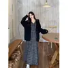 Conjunto de dos piezas de otoño de talla grande estilo retro holgado para mm gorditas Vestido chaleco a cuadros con cuello en V + Cárdigan de punto