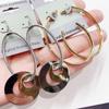 Pendientes elegantes de aro de metal estilo francés de alta calidad, estilo frío, ligeros, de lujo, a la moda, elegantes, combinables con todo, estilo europeo, con hebilla para la oreja.