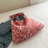 Bolso de lona de leopardo para mujer, novedad de 2024, estilo universitario de Corea del Sur, bolso de mano informal de gran capacidad, bolso de hombro portátil.