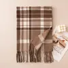 Novo cachecol xadrez para mulheres, estilo britânico, aquecedor de pescoço espesso e quente de inverno, xale versátil de imitação de caxemira para mulheres