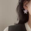 Nuevos pendientes asimétricos de flor morada para mujer, modernos y combinables, con un toque de color contrastante.