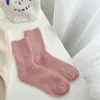 Calcetines de felpa suaves y acogedores de color liso para mujer, calcetines cálidos a rayas de media pantorrilla con forro polar para otoño e invierno, resistentes al frío, cómodos, versátiles, de algodón.