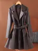Jaqueta de Couro Haining Nova Outono/Inverno 2026 para Mulheres, Casaco Trench Clássico Fashion de Comprimento Médio com Gola Lapela, Casaco de Couro Biker Tamanho Plus