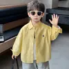 Camisa amarela listrada para primavera e outono para meninos e meninas, nova coleção de outono 2026, camisa casual estilosa e legal para meninos e meninas, adequada para usar como camada externa