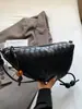 Bolsa de Dumpling Tejida Personalizada Estilo Callejero 2026, Bolso tipo Silla de Montar de Nicho, Bolso Pequeño Cruzado para Mujer, Bolso Croissant Estilo Perezoso, Bolso para Viajar