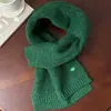 Novo Cachecol Pequeno de Lã para Mulheres, Estilo Coreano Outono/Inverno, Cachecol de Tricô Macio e Fofo de Cor Sólida, Cachecol Quente com Logo Metálico Simples