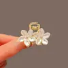 Pendientes Románticos Estilo Francés de Lujo Ligero Pétalo Blanco 2024 Moda Versátil Lujo Ligero Nicho Pendientes de Botón Joyería para Mujeres