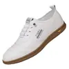 Zapatos de Hombre 2026 Verano Nuevos Zapatos Blancos Transpirables de Suela Blanda para Hombre Zapatos de Conducir de Hombre Perezoso Moda Casual Zapatos de Cuero