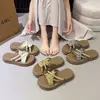 Sandalias de una sola tira súper populares y hermosas para combinar con faldas, nuevas zapatillas de verano estilo chino para mujer 2026, modernas y versátiles para usar en exteriores