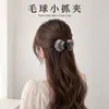 Pinza para el pelo linda con pompón de otoño e invierno para mujer, modelo nuevo de alta gama 2026, pinza pequeña para el pelo para la parte trasera de la cabeza, accesorio para el pelo tipo pinza de tiburón para recogido a medias