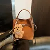 Bolsa Carteiro Saco de Balde Feminina Outono e Inverno 2025 Nova Versátil Fashionável e Exquisiteira Design de Nicho para o Trabalho Bolsa de Ombro