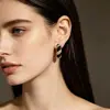 Pendientes Vintage de Estilo Francés en Forma de C con Giro en Negro y Blanco con Diamantes, Pendientes de Alta Gama con un Toque de Lujo, Versátiles y Elegantes