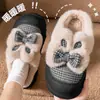 Chinelos de Algodão de Salto Alto para Mulheres Inverno 2026 Novo Estilo Solado Grosso Aumenta Altura Quente Forrados com Pelúcia Chinelos de Laço para Mulheres Outono/Inverno Externo