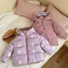 Nuevos estilos de otoño e invierno: chaquetas de invierno de algodón acolchado para bebé, ropa de algodón engrosada para niños, prendas exteriores con capucha unisex estilo corto para bebés y niños pequeños