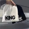 GORRO DE PUNTO BORDADO 3D KING Otoño Invierno Plegable Cálido Lana Gorro de Invierno Estilo Callejero Europeo Americano Pareja