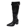 Botas Femininas Duidui Outono/Inverno 2026 de Camurça Bege, Bico Fino, Salto Bloco Grosso, Afuniladas, Acima do Joelho, Plissadas