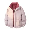 Chamarra acolchada de algodón de alta calidad con cuello alto, nuevo estilo de invierno para hombres y mujeres, abrigo acolchado con bloques de color para parejas, ropa exterior acolchada de algodón cálida y cómoda, en stock