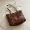 Coleção Outono 2026: Bolsa tote feminina de grande capacidade, com estilo preppy, adequada para o trajeto diário, feita de couro macio e projetada para um visual chique e casual.