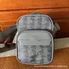 2025 Bolsa Transversal Masculina Casual de Negócios Ultra Leve à Prova d'Água Evil Fish de Ombro Único Mochila Vertical para Peixe Vivo