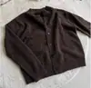 Colección de otoño transfronteriza nueva: suéteres de cuello medio, cárdigans unisex, en un estilo clásico y discreto, disponibles en marrón y gris, versátiles y fáciles de combinar, prendas de abrigo de corte limpio