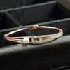 Pulseira de Ouro K Banhada com Diamantes Incrustados de Alta Costura de Luxo Leve, Estilo Aberto Individual Moderno, Pulseira Clássica de Alto Luxo, Zircônia, Retenção de Cor Forte
