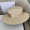 Chapéu de palha de verão estilo Hepburn francês inspirado em Chanel com pérolas para mulheres com alças, adequado para férias na praia e como chapéu de sol para proteção solar