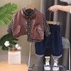 Conjunto de tres piezas de chaleco de cuero para niño guapo 2024 Primavera y Otoño nueva camisa de cuadros pequeños estilo western para niño ropa infantil