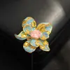 Broche de flor pétala com pedra de zircônio azul tridimensional de nicho de alta qualidade, sem marcas, não danifica as roupas, fivela magnética forte, feminino